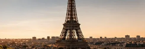 Vue de Paris et de la tour Eiffel au coucher du soleil